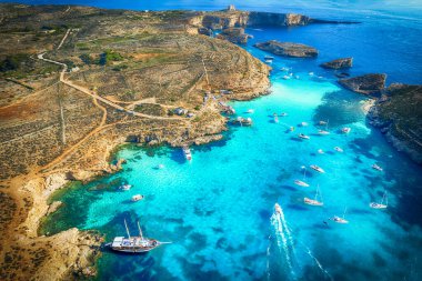 Malta 'daki Comino Adası' nda Mavi Göl manzarası