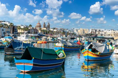 Marsaxlokk, Malta 'da geleneksel Luzzu teknesiyle manzara