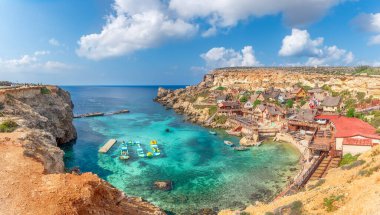 Anchor Bay ve Mellieha köyü, Malta