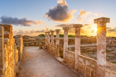 Kıbrıs 'ta Unesco' nun bir parçası olan Kato Pafos Arkeoloji Parkı 'ndaki antik Roma sütunları
