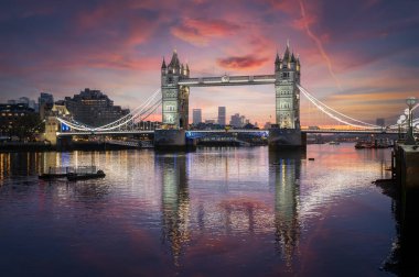 Londra 'daki Tower Bridge ile manzara, İngiltere