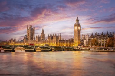 Büyük Ben ve Westminster sarayının Londra, İngiltere 'de gün batımında manzarası