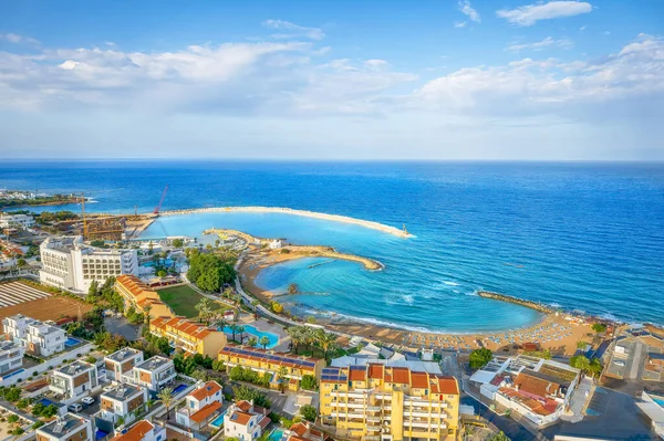 塞浦路斯卡拉米斯海滩和圣尼古拉斯教堂的空中景观 — 图库照片