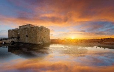 Paphos 'un günbatımında ortaçağ mimarisine sahip manzara, Kıbrıs