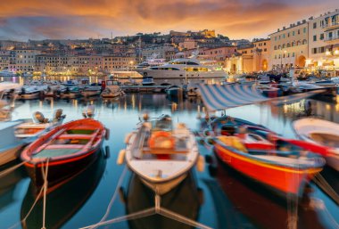 Portoferraio kasabası Elba, Toskana bölgesinde geceleyin, İtalya.