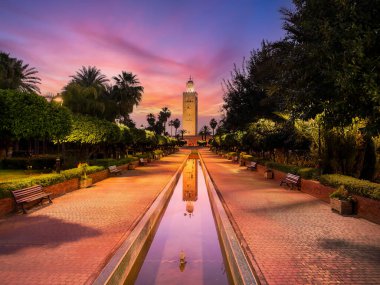 Alacakaranlık vakti Koutoubia Camii, Marakeş, Fas