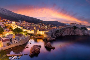 Geceleri Dubrovnik 'le manzara, Dalmaçya kıyıları, Hırvatistan