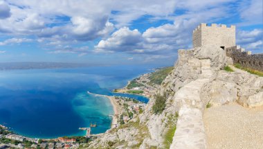 Omis kasabası ve Cetina nehrinin manzarası, Hırvatistan 'ın kalesinin havadan manzarası