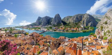 Omis kasabası ve Cetina nehrinin manzarası, Hırvatistan 'ın kalesinin havadan manzarası