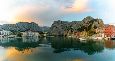 Hırvatistan 'ın gün batımında Omis kasabası ve Cetina nehri manzarası