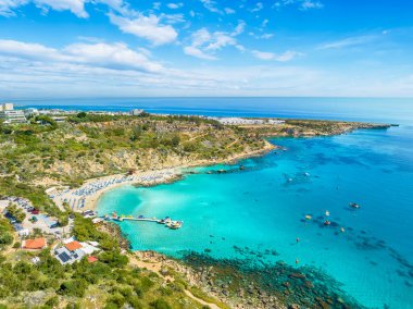 Kıbrıs 'ın Protaras kentinde Konnos plajlı manzara