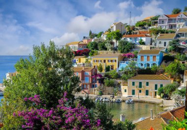 Yunanistan 'ın Kefalonia kentindeki Assos köyüyle manzara