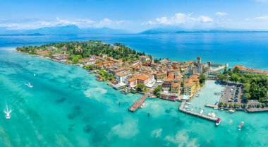 Sirmione kasabasıyla manzara, Garda Gölü, İtalya