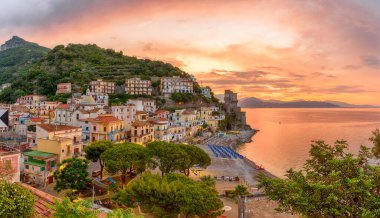 Gündoğumunda Cetara kasabası ile manzara, Amalfi sahili, İtalya