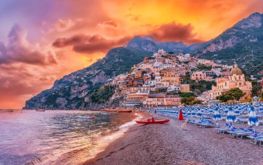 İtalya 'nın ünlü Alamfi Sahili' ndeki Positano kasabasıyla manzara
