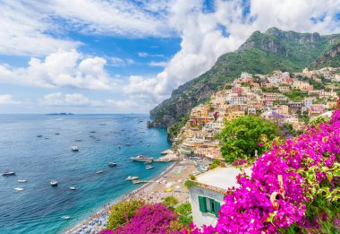 İtalya 'nın ünlü Alamfi Sahili' ndeki Positano kasabasıyla manzara