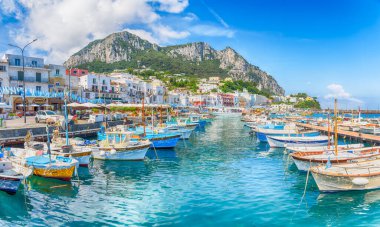 Capri Adaları, İtalya - 22 Haziran 2023: Marina Grande ile Capri Adası, Tyrhenian Denizi, İtalya