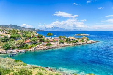 Yunanistan 'ın Zakynthos Adası' ndaki Mikro Nisi köyüyle manzara