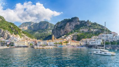İtalya 'nın ünlü Amalfi kıyısındaki Amalfi kasabasıyla manzara