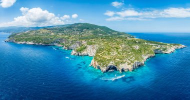 Yunanistan 'ın Zakynthos adalarının kuzeybatı kıyısı manzaralı