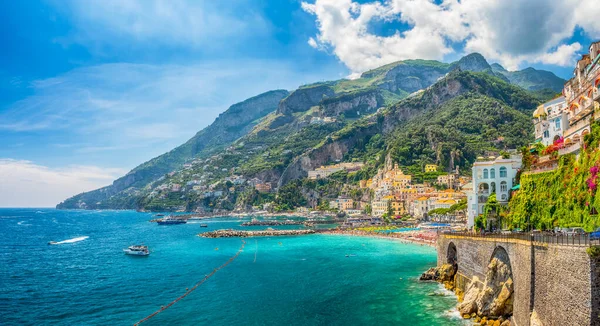 Talya Nın Ünlü Amalfi Kıyısındaki Amalfi Kasabasıyla Manzara — Stok fotoğraf