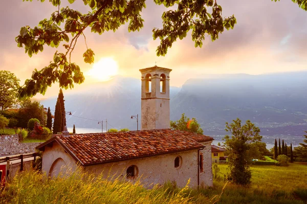 意大利加尔达湖Limone Sul Garda镇日出时带小教堂的景观 — 图库照片