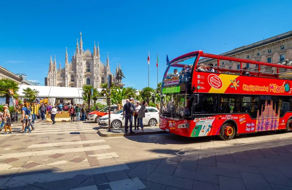 Milan Italy April 2019 Landscape Duomo Milano Cathedral Red Bus — Stock Photo, Image