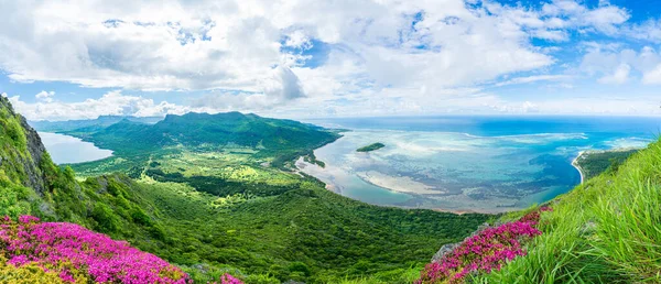 Krajobraz Plażą Morne Górami Wyspie Mauritius Afryka — Zdjęcie stockowe