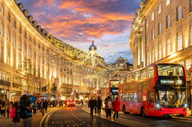 Londra, İngiltere - 23 Kasım 2022: Londra 'da Noel zamanı dekorasyon caddesi, İngiltere
