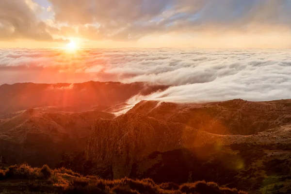 Pico do Arieiro, Madeira Adaları, Portekiz 'de gün doğumunda dağın tepesinde.