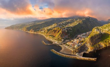 Günbatımında Ribeira Brava ile manzara, Madeira Adası, Portekiz