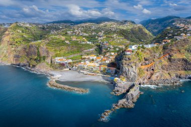 Ponta do Sol ile manzara, Madeira Adası, Portekiz 'deki küçük köy.