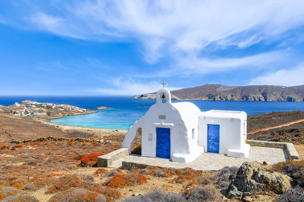 希腊梅科诺斯岛小礼拜堂和Agios Sostis海滩景观 — 图库照片