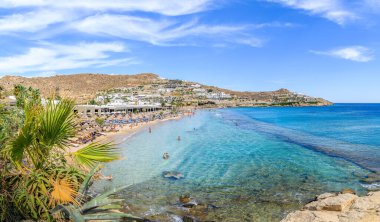 Mykonos, Yunanistan - 21 Eylül 2023: Paradis plajı, Mykonos adası, Yunanistan Cyclades