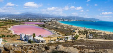Agios Prokopios plajı ve pembe tuz gölü olan manzara, Naxos Adası, Yunanistan Kiklad