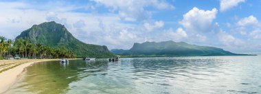 Le Morne plajı ve Mauritius adasındaki dağ manzarası, Afrika