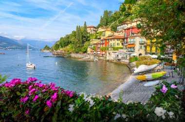 İtalya 'nın Como Gölü bölgesinde Varenna kasabası ile manzara