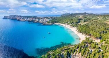 Cala Agulla 'nın havadan görünüşü ve Mallorca, Cala Ratjada' daki güzel sahil: el değmemiş sahil, kristal sular, doğa ile çevrili, mükemmel Akdeniz kaçışı.