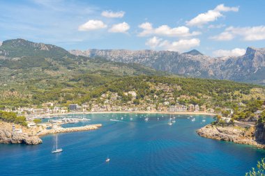 Port de Soller: UNESCO tarafından korunan Tramuntana Dağları 'nın Mallorca' nın batı kıyısının sakin, masmavi sularıyla buluştuğu büyüleyici bir enstantane..