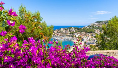 Port de Soller: UNESCO tarafından korunan Tramuntana Dağları 'nın Mallorca' nın batı kıyısının sakin, masmavi sularıyla buluştuğu büyüleyici bir enstantane..