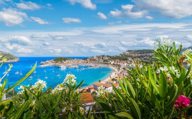 Port de Soller: UNESCO tarafından korunan Tramuntana Dağları 'nın Mallorca' nın batı kıyısının sakin, masmavi sularıyla buluştuğu büyüleyici bir enstantane..