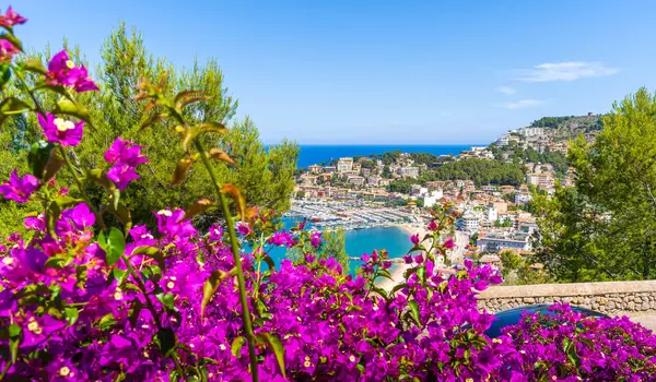 Port de Soller: UNESCO tarafından korunan Tramuntana Dağları 'nın Mallorca' nın batı kıyısının sakin, masmavi sularıyla buluştuğu büyüleyici bir enstantane..
