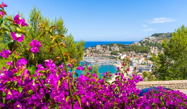 Stock image Port de Soller: a stunning snapshot where the UNESCO-protected Tramuntana Mountains meet the tranquil, azure waters of Mallorca's west coast.