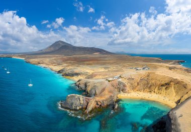 Papagayo Sahili, Lanzarote: Altın kumu, turkuaz suları ve tenha koyları olan çarpıcı bir sahil.