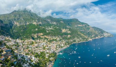 Positano ikonik uçurum kenarı köyü Amalfi Sahili 'nin gök mavisi sularına dökülüyor. İtalyan deniz kenarındaki görkemli manzaranın bir örneği..