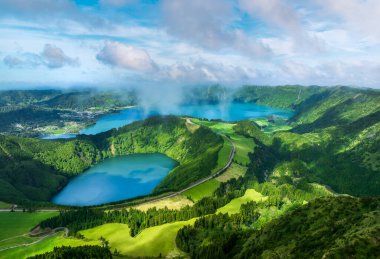 Sao Miguel 'deki Sete Cidades çift gölleri, Azores volkanik manzaralarını ve doğal güzellikleri gözler önüne seriyor.