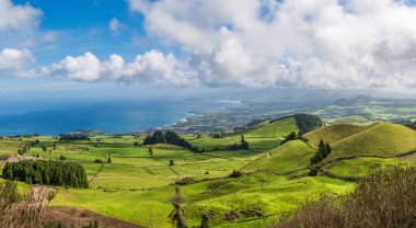 Sao Miguel adasındaki küçük volkanik koni manzarası miradouro do Pico do Carvao, Azores takımadaları, Portekiz