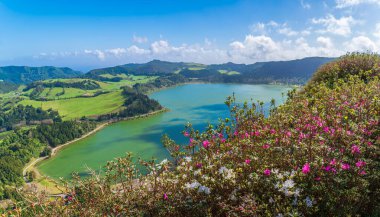 Miradouro do Pico do Ferro 'dan Furnas Gölü' nün canlı yeşilliklerine bakın. Sao Miguel volkanik görkemi ve zengin bitki örtüsünün çarpıcı bir kanıtı..