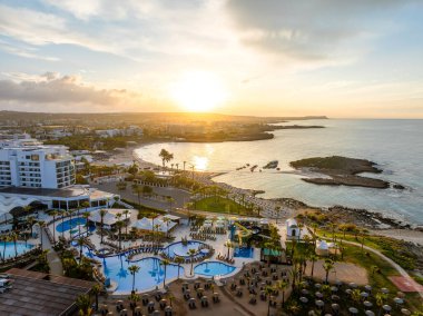 Kıbrıs 'ın Nissi Plajı' nda sakin bir gün doğumunu, tatil beldeleri, sakin deniz manzaraları ve tatil seyahatleri için ideal bir yer. Birincil Akdeniz istikameti.