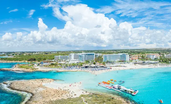 키프로스의 깨끗한 모래와 청록색 바다가 스포츠 휴가를 완벽한 스톡 이미지